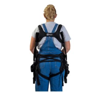 Femme de dos portant un exosquelette Wave