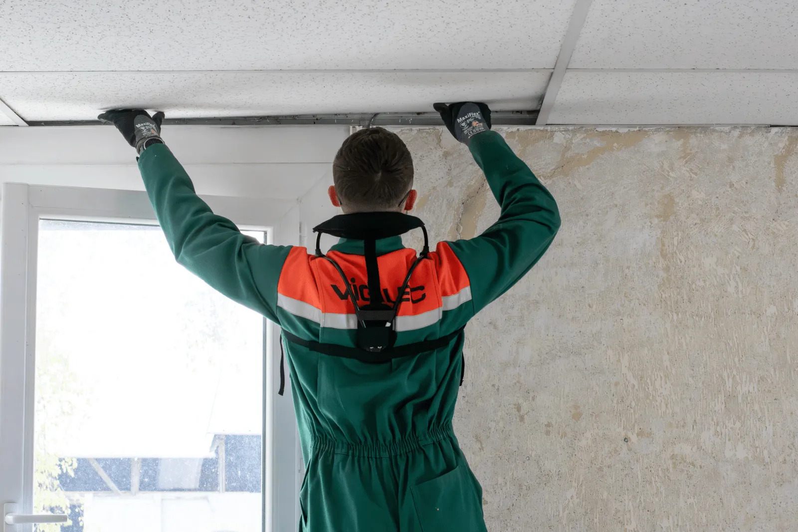 Ouvrier effectuant un travail en hauteur portant un exosquelette Moon