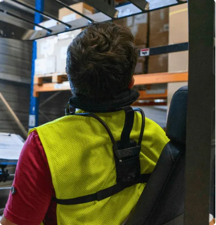 Opérateur assis avec un exosquelette Moon