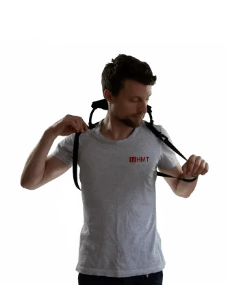 Opérateur installant son exosquelette Moon